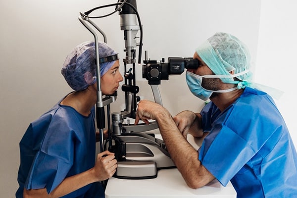 dr romain nicolau dr camille rambaud chirurgiens ophtalmologues chirurgie refractive de l oeil cataracte institut laser ophtalmologique voltaire paris